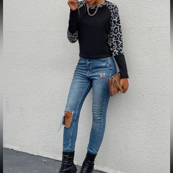 Leopard print contrast sleeve top - Picture 8 of 10